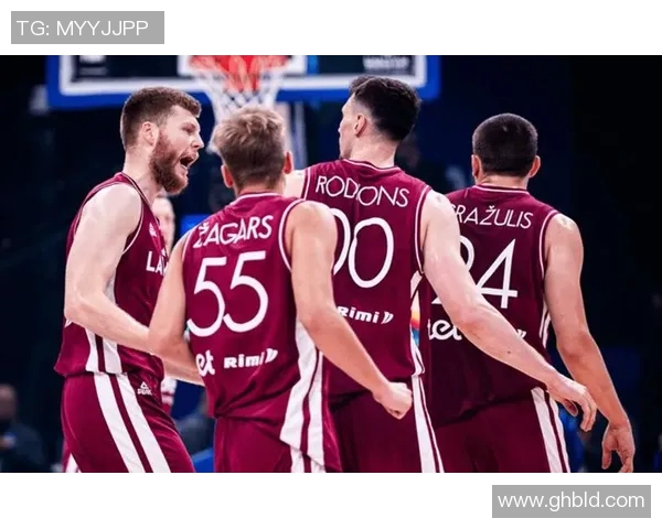 美国队在国际篮球赛上力克强敌，成功晋级决赛